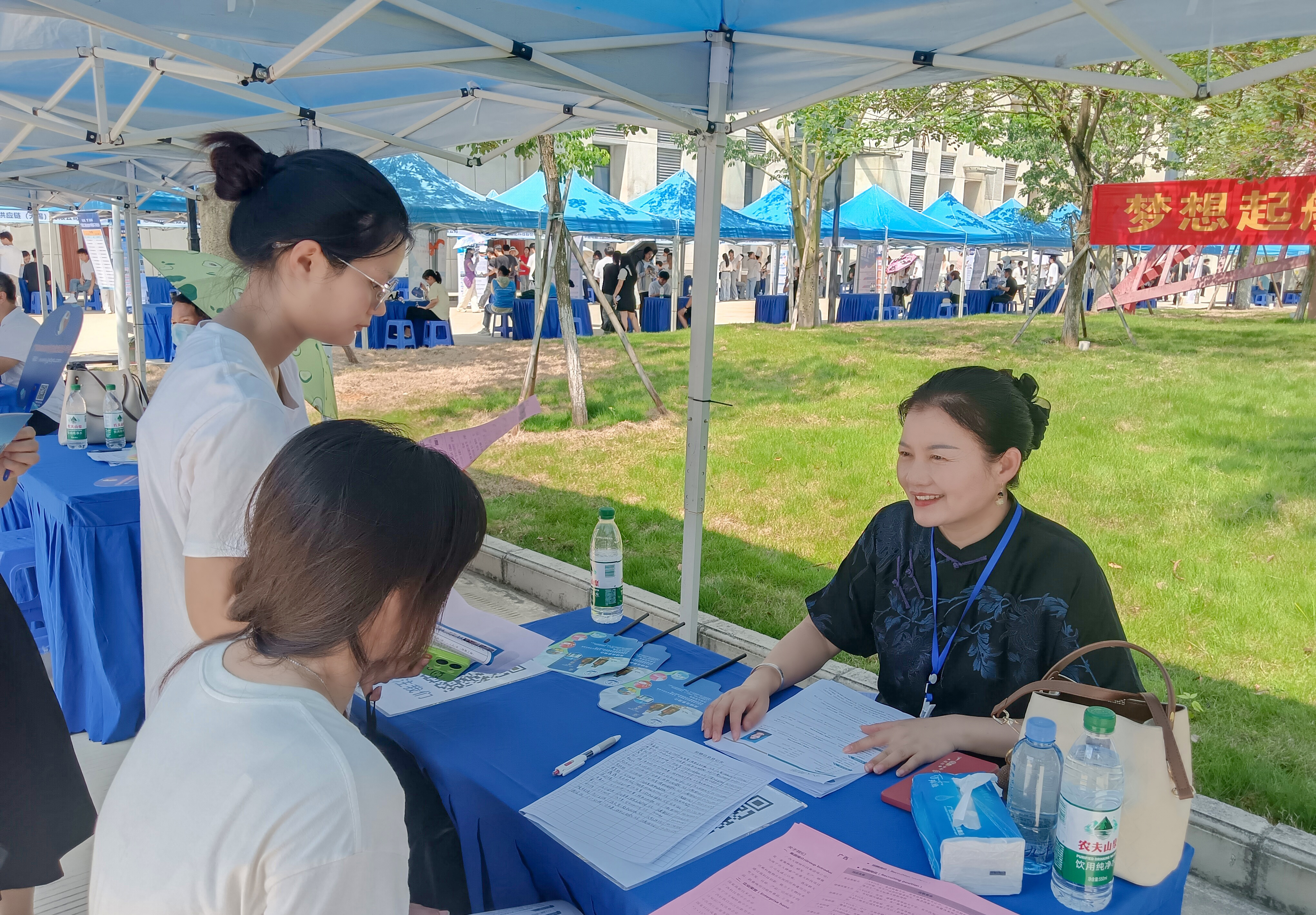 百企爭(zhēng)艷，天緣綠閃耀 2025 校園雙選會(huì)，見證健康未來力量